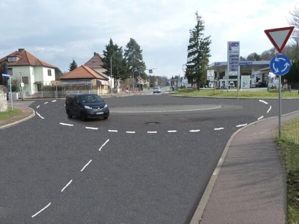 Kreisverkehr mit Zeichen-v
