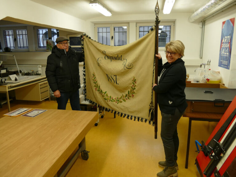 2-260203-Übergabe Fahne Bergmanns-Verein Dölau (9) 1000 90%